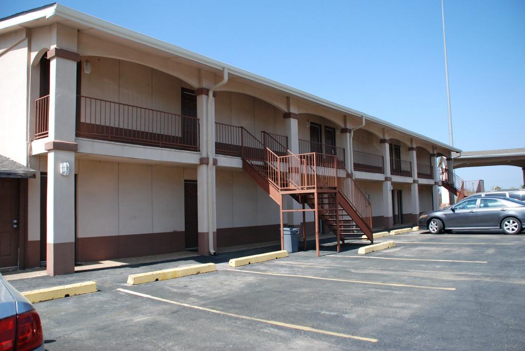 Apple Tree Inn Lindale Exterior photo