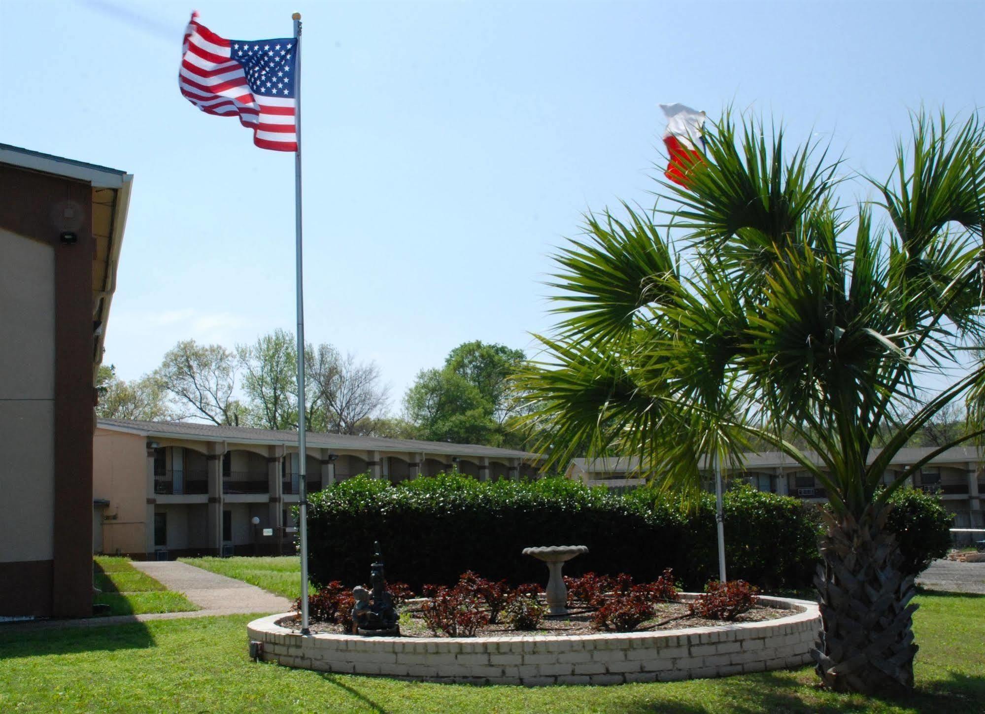 Apple Tree Inn Lindale Exterior photo